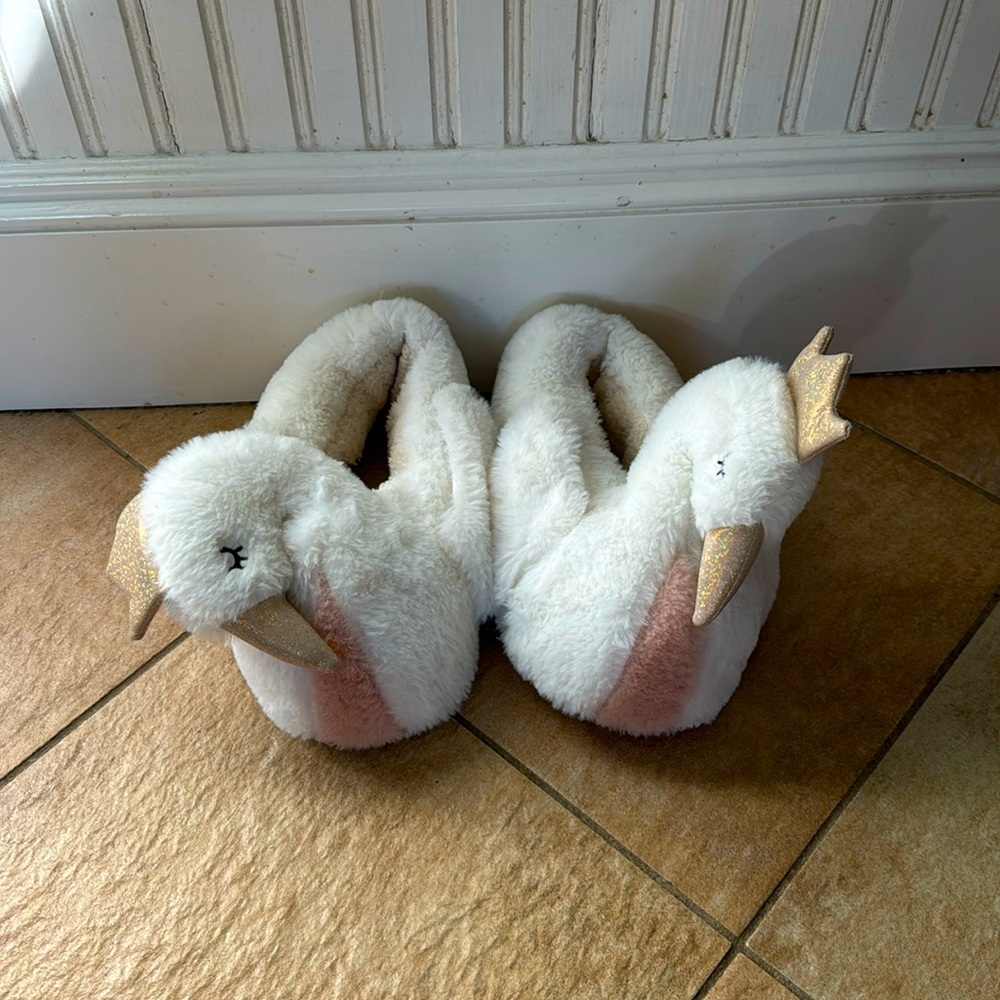 CUTEST SWAN SLIPPERS! Size 5-6 Women, no tags. Fluffy fleece inside. Washable!